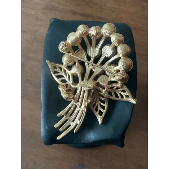 Trifari Gold & White Pearl Flower Brooch - Picture 3 of 4